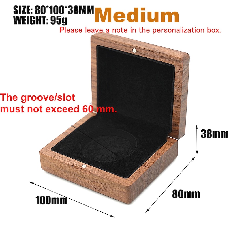 Puede incluir: Caja de madera abierta con interior de terciopelo negro. Etiqueta "Medium". Medidas: 8 x 10 x 3,8 cm. Tambi&eacute;n se ve el texto "The groove/slot must not exceed 60 mm".