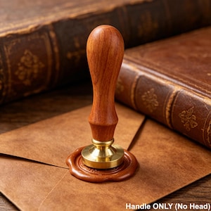 Könnte beinhalten: Ein hölzerner Wachssiegelstempel mit Messingbasis, der auf einem braunen Wachssiegel ruht. Der Stempel hat einen glatten, polierten Holzgriff. Der Hintergrund umfasst einen braunen Umschlag und ein ledergebundenes Buch.