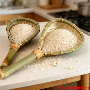 Könnte beinhalten: Zwei Reisschöpfer aus Bambus, gefüllt mit weißem Reis. Die Schöpfer haben einen grünen Griff und einen gewebten, korbartigen Kopf. Die Schöpfer liegen auf einer weißen Oberfläche, mit einigen Reiskörnern verstreut.