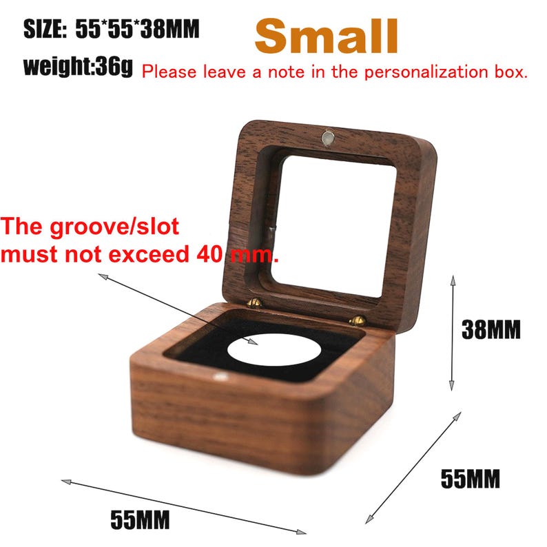 Puede incluir: Una peque&ntilde;a caja de madera abierta con tapa transparente, que mide 5,5 cm x 5,5 cm x 3,8 cm. La caja tiene un interior negro y una ranura que no debe exceder los 40 mm. El peso es de 36 g. El texto "Small" es visible.