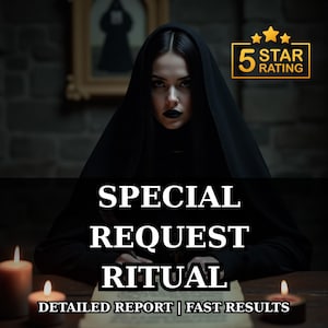 Puede incluir: Una mujer vestida de negro, con labios oscuros y velo. El texto "SPECIAL REQUEST RITUAL" y "DETAILED REPORT | FAST RESULTS" está presente. Un gráfico de calificación de estrellas doradas está en la esquina superior derecha. Velas encendidas en primer plano.