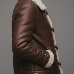 Puede incluir: Chaqueta de cuero marr&oacute;n con forro y ribete de borreguillo color crema. La chaqueta presenta un dise&ntilde;o cl&aacute;sico con cuello de solapa, detalles de hebillas y una est&eacute;tica c&aacute;lida y acogedora. La chaqueta tiene un aspecto acogedor y listo para el invierno.