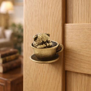 Tirador de puerta de latón con forma de taza de café con forma de gato, hecho a mano, para habitación infantil, cajón de armario, armario o puerta para mascotas.
