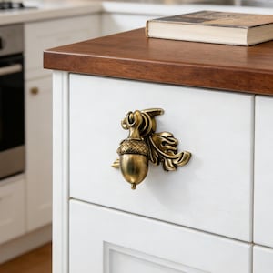 Pinecone Cabinet Knob, Rustic Drawer Pull, Vintage Brass Door Handle, Nature Inspired Furniture Hardware for Cabinet, Wardrobe, Pet Door