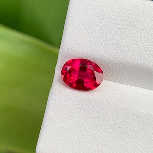 Könnte beinhalten: Ein Set aus drei Keramikbechern mit gesprenkelter, matter Oberfläche. Die Becher sind in Creme-, Hellgrau- und Dunkelgrautönen gehalten. Jeder Becher hat ein schlichtes, minimalistisches Design und einen abgerundeten Griff.