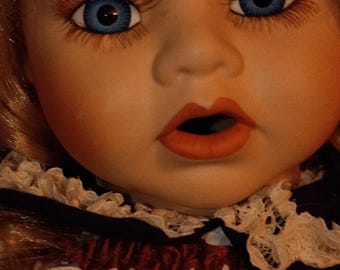 Spookachtige pop, griezelige Edith 1929, boos, verwilderd kind, geest, koude adem uit de mond