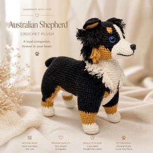 Può includere: Un peluche all'uncinetto fatto a mano di un cane pastore australiano. Il cane è nero, bianco e marrone, con occhi blu. Il testo sull'immagine recita "Australian Shepherd CROCHET PLUSH" e "Un compagno leale, per sempre nel tuo cuore."