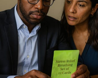 Può includere: Due persone guardano una carta verde con la scritta "Stress Relief Breathing Set of 22 Cards". Un mucchio di carte bianche è sul tavolo. Le persone indossano abiti da lavoro.