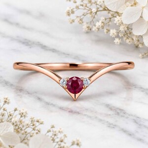 Ehering mit Rubin-Chevron-Muster, 14-karätiger Roségold-Ring mit gebogenem V-förmigem Geburtsstein für Juli