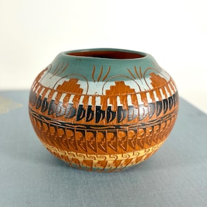 Gesigneerde Navajo aardewerk vaas 1995 – Handbeschilderde rode kleikom van de inheemse Amerikanen, Diné Harrison Tom, Zuidwestelijke tribale kunst