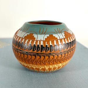 Signed Navajo Pottery Vase 1995 – Hand Painted Native American Red Clay Bowl, Diné Harrison Tom, Southwestern Tribal Art