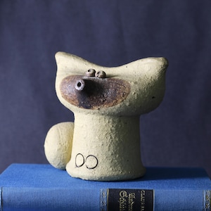 Könnte beinhalten: Rustikales Holzschild mit dem handgeschriebenen Schriftzug "Welcome". Das Schild ist weiß gestrichen mit einem Used-Look und einem dekorativen floralen Element. Ideal, um jedem Eingang einen Hauch von Landhausstil zu verleihen.