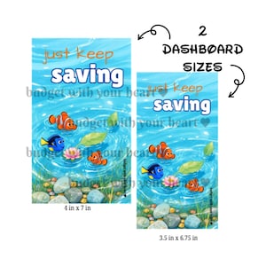 Op de afbeelding: Twee rechthoekige dashboards met een blauwe waterachtergrond, oranje anemoonvissen, een blauwe doktersvis, een roze lotusbloem en groene bladeren. De tekst luidt just keep saving. De grotere meet 10,16 cm x 17,78 cm en de kleinere 8,89 cm x 17,15 cm.