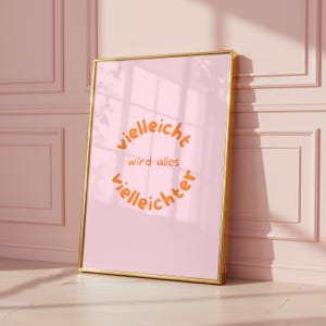 Op de afbeelding: Een handgemaakt houten bord met de tekst "Welcome" in een speels lettertype. Het bord heeft een verweerde witte achtergrond en een donker gebeitste houten lijst. Een klein decoratief hart is aan de onderkant bevestigd.