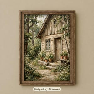 Könnte beinhalten: Ein gerahmter Wandkunstdruck, der eine rustikale Holzhütte in einem üppigen Wald zeigt. Die Szene umfasst eine Steinterrasse mit Topfpflanzen, eine Holztür und ein Fenster, alles in erdigen Braun- und Grüntönen mit weicher Beleuchtung.