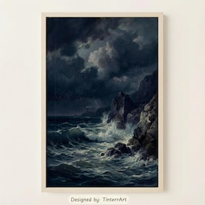 Puede incluir: Una impresión enmarcada de un dramático paisaje marino. La obra de arte representa un océano tormentoso con grandes olas rompiendo contra acantilados rocosos bajo un cielo oscuro y nublado. Un faro es visible en la distancia. El texto "Designed by: TinterrArt" está en la parte inferior.