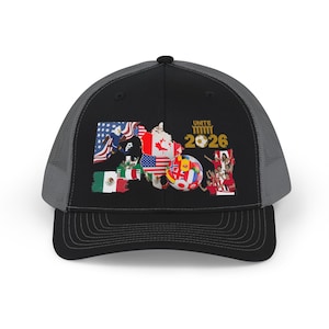 Könnte beinhalten: Schwarze und graue Trucker-Cap mit einem grafischen Kartendesign mit den Flaggen der USA, Kanadas und Mexikos, einem Fußball und dem Text "UNITE 2026". Die Cap hat einen gebogenen Schirm und eine Mesh-Rückseite.