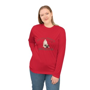 Könnte beinhalten: Ein rotes Langarmshirt mit einem Mops-Motiv und dem Text "All You Need Is Love And A Pug". Das Design beinhaltet eine Mops-Illustration und Herzsymbole. Das Shirt ist aus einem weichen Material.