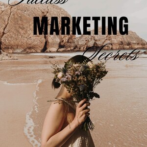 Könnte beinhalten: Eine Person hält einen Strauß getrockneter Blumen an einem Strand. Das Bild hat den Text "Faceless MARKETING Secrets" in Schwarz. Die Person trägt ein helles Kleid, mit dem Meer und Felsen im Hintergrund.