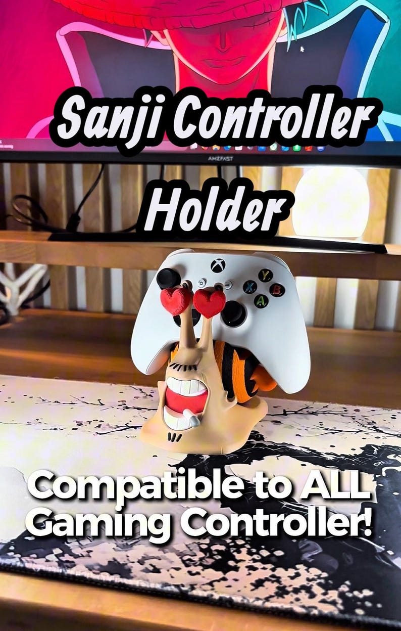 Op de afbeelding: Een beige slakvormige gaming controller houder met een personage met een sigaret in de mond en rode hartvormige ogen. De houder ondersteunt een witte Xbox-controller. De tekst op de afbeelding luidt Sanji Controller Holder en Compatible to ALL Gaming Controller!