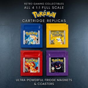 Könnte beinhalten: Vier farbenfrohe Pokémon-Kassettenrepliken in Blau, Gelb, Rot und Lila. Jede Kassette zeigt einen anderen Pokémon-Charakter und das Pokémon-Logo. Der Text auf dem Bild lautet "Retro Gaming Collectibles" und "Ultra-Powerful Fridge Magnets & Coasters."