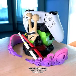 Può includere: Un supporto universale per controller ispirato allo Zoro Snail di One Piece. Il supporto è progettato per contenere un controller di gioco bianco. Presenta un design a forma di lumaca con spade e una base decorativa viola e rosa. Il testo "Universal Controller Stand - Inspired by Zoro Snail from One Piece" è visibile.