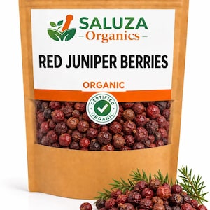 Puede incluir: Una bolsa de papel marrón que contiene bayas de enebro rojas con una etiqueta que dice SALUZA Organics RED JUNIPER BERRIES y un sello orgánico certificado verde. Un montón de bayas de enebro rojas y ramitas verdes frente a la bolsa.
