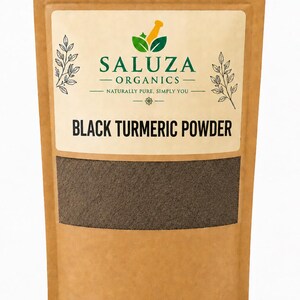 Puede incluir: Una bolsa de papel marrón con una ventana transparente que muestra polvo de cúrcuma negra. La bolsa tiene una etiqueta con el texto "SALUZA ORGANICS" y "BLACK TURMERIC POWDER". La etiqueta también incluye el texto "NATURALLY PURE, SIMPLY YOU".
