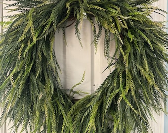 Peut inclure: Une couronne circulaire composée de nombreuses feuilles vertes longues, fines et pointues, déclinées dans des nuances de vert foncé et clair. Le feuillage est densément disposé, créant un aspect texturé et naturel en cascade.