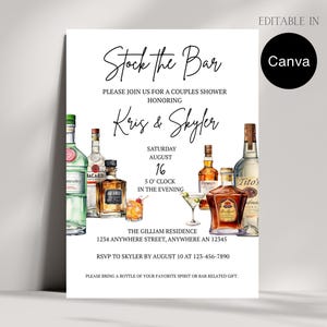 以下が含まれることがあります： 「Stock the Bar」と「Kris & Skyler」の文字が入った白い招待状。さまざまな酒瓶とカクテルの水彩イラストが描かれています。Canvaのロゴが右上隅にあります。