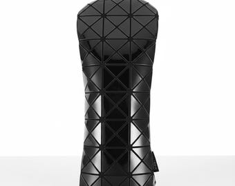 Funda negra para driver de golf, piel sintética, forro de terciopelo, bordada, cierre de goma y diseño geométrico.