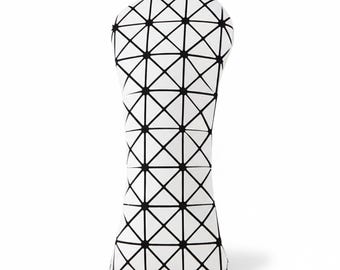 Funda blanca para driver de golf, piel sintética, forro de terciopelo, bordada, cierre de goma y diseño geométrico.