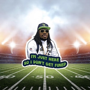 Peut inclure: Un autocollant représentant un homme de dessin animé dans un stade de football. L'homme porte une veste blanche, des lunettes de soleil et un chapeau vert et noir. Le texte de l'autocollant se lit : "I'M JUST HERE SO I DON'T GET FINED."
