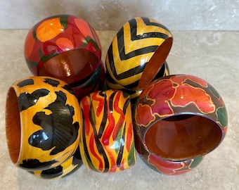 Brazalete de madera pintado a mano: colorido brazalete étnico bohemio