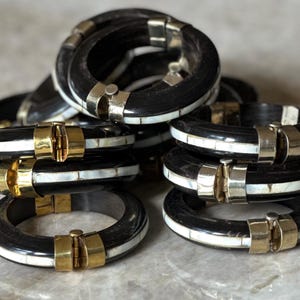 1970-tals armband i horn och pärlemor: Rustikt armband med gångjärn