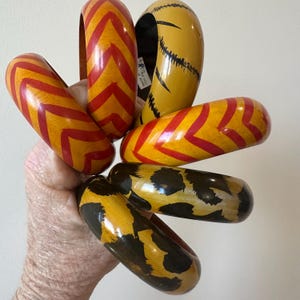 Puede incluir: Un letrero de madera rústico con el texto "Welcome to our porch" en letras blancas. El letrero presenta un acabado envejecido y un diseño sencillo y acogedor, ideal para la decoración exterior.