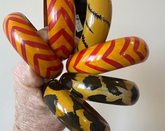 Brazalete vintage de madera pintada – Joyería tribal safari, años 70
