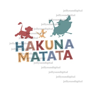 Peut inclure: Graphique coloré avec l'inscription "HAKUNA MATATA" en différentes couleurs, accompagné de silhouettes de personnages d'un film d'animation populaire. Le design comprend un lion rouge, une petite figurine orange et un personnage vert d'eau ressemblant à un phacochère.