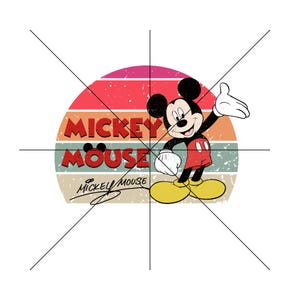 Puede incluir: Gr&aacute;fico de Mickey Mouse con un dise&ntilde;o retro de puesta de sol. Mickey lleva su atuendo cl&aacute;sico, pantalones cortos rojos, zapatos amarillos y guantes blancos. Las palabras "Mickey Mouse" est&aacute;n en rojo y negro, con la firma de Mickey debajo.