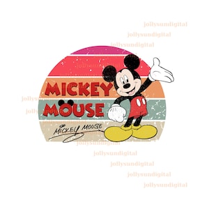 Puede incluir: Gr&aacute;fico de estilo vintage con Mickey Mouse frente a un atardecer a rayas. Mickey est&aacute; representado con su atuendo cl&aacute;sico, saludando. Las palabras "Mickey Mouse" est&aacute;n en negrita, con un efecto desgastado.