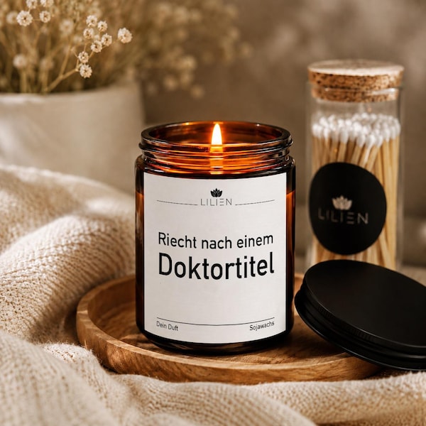 Duftkerze „Riecht nach einem Doktortitel“ lustige Geschenkidee für Ärzte und Doktoranden zur Promotion, witzige Kerze Geschenk zum Abschluss