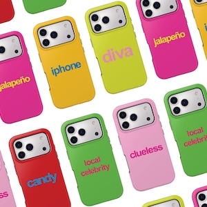 以下が含まれることがあります： 「jalapeño」「diva」「iphone」「candy」「clueless」「local celebrity」などの文字がプリントされた、カラフルな携帯電話ケースのコレクション。ピンク、イエロー、グリーン、レッドの色合い。テキスト「POP CULTURE PHONE CASE」も表示されています。