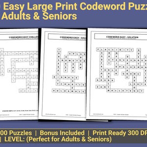 Può includere: Tre libri aperti con enigmi di parole in codice. Le pagine sono bianche con testo nero, con griglie di cruciverba e soluzioni. Lo striscione in alto recita "500 Easy Large Print Codeword Puzzles for Adults & Seniors". Lo striscione in basso dice "500 Puzzles | Bonus Included | Print Ready 300 DPI".
