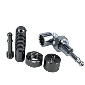 Könnte beinhalten: Eine Sammlung metallischer Hardware-Komponenten, bestehend aus einem kleinen Gewindestift, einem langen gerippten Zylinder, einer Sechskantmutter, einer zylindrischen Kappe mit kleiner Schraube und einer abgewinkelten Baugruppe mit Buchse und Gewindestange.