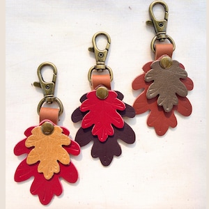 Custom Leather Oak Leaf Bag Charms Handmade leather Autumn Zipper Pull fall bag flair gift for women travel purse charm for mom birthday