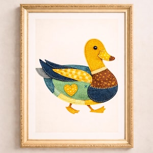 Puede incluir: Una impresión artística enmarcada que presenta un pato colorido de estilo patchwork. El pato tiene cabeza y patas amarillas, cuerpo marrón y alas azules y verdes. Un corazón amarillo está cosido en el cuerpo del pato. La obra de arte está sobre un fondo blanco.