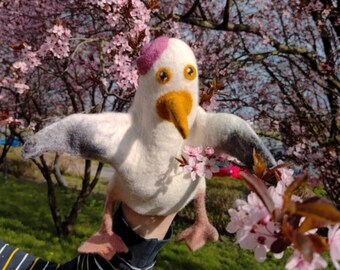 Skye: Divertente burattino a mano a forma di gabbiano, realizzato in feltro ad ago. Bambola artistica in lana fatta a mano, ideale per teatro e narrazione. Un regalo unico, goffo e rumoroso.