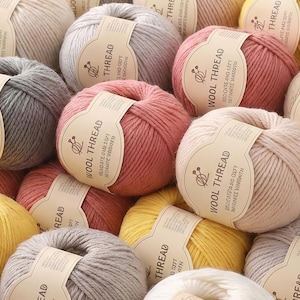 Puede incluir: Un juego de tres tazas de cerámica con un acabado mate moteado. Las tazas son en tonos grises, blancos y negros. Cada taza tiene un diseño simple y minimalista.