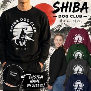 以下が含まれることがあります： 「SHIBA DOG CLUB」の文字と、白い柴犬のグラフィックが描かれた黒いスウェットシャツ。袖には「CUSTOM NAME ON SLEEVE!」の文字。バーガンディ、グリーン、グレー、ネイビーブルーのスウェットシャツも表示されています。