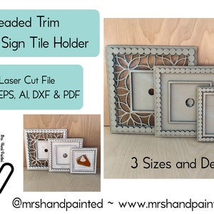 Puede incluir: Tres portadores de baldosas de letreros de madera en varios tamaños y diseños. Los portadores tienen una abertura cuadrada para una baldosa, con adornos decorativos de cuentas o florales. La imagen incluye el texto "Beaded Trim Single Sign Tile Holder" y "3 Sizes and Designs!"